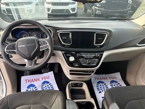 Used 2017 Chrysler Pacifica Touring image 13