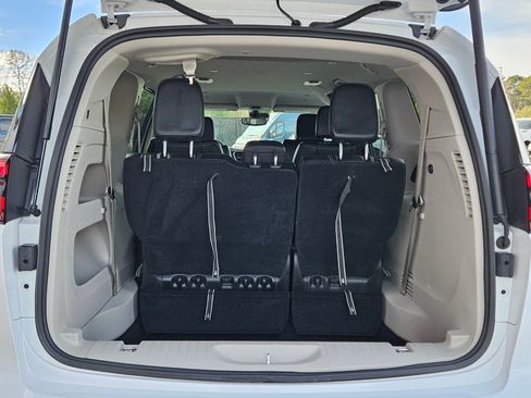 Used 2024 Chrysler Pacifica Touring-L image 29