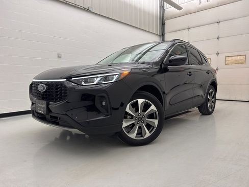 Used 2024 Ford Escape Platinum image 3