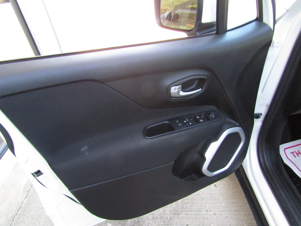 Used 2018 Jeep Renegade Latitude w/ Cold Weather Group AWD/4WD image 16