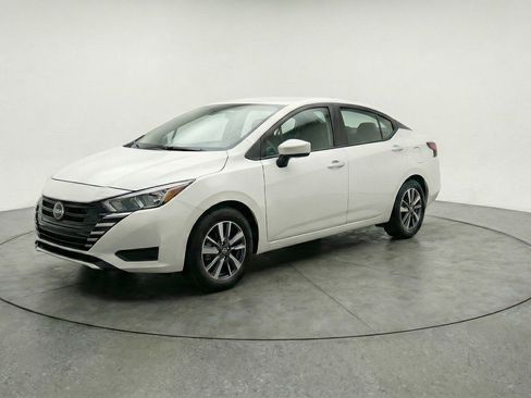 Used 2025 Nissan Versa SV image 3