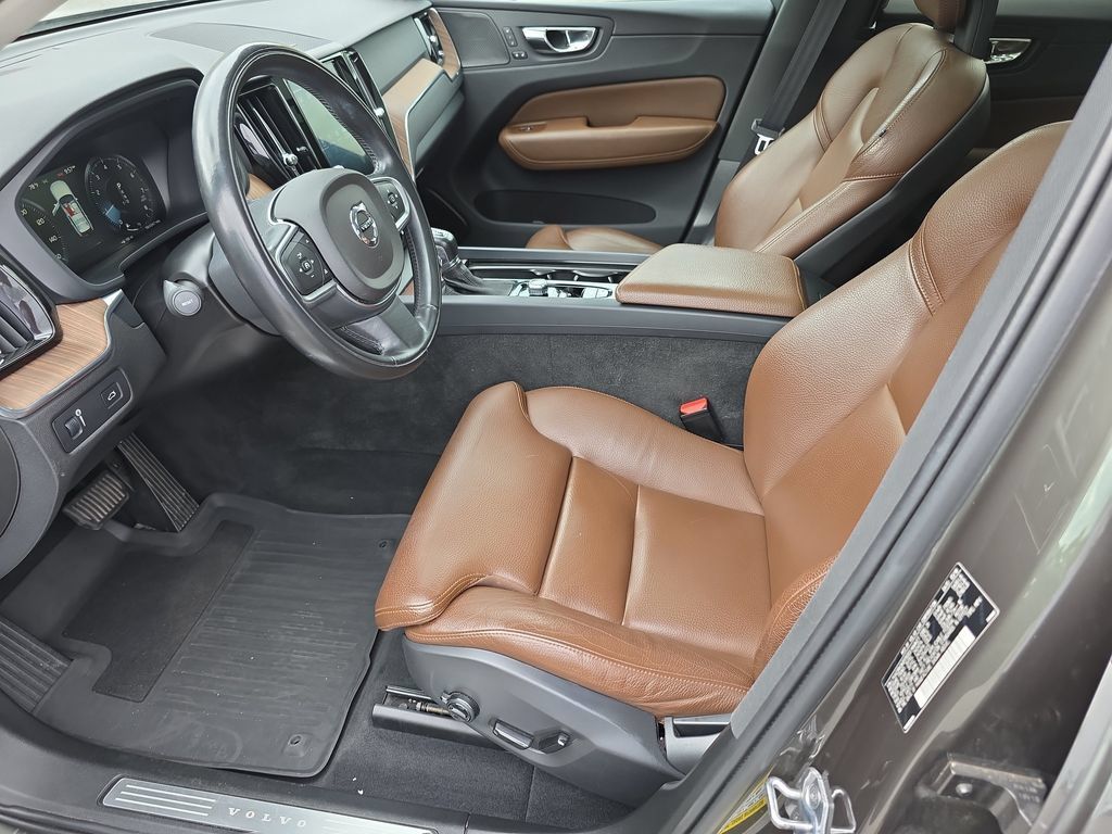 Used 2019 Volvo XC60 T6 Momentum w/ Multimedia Package AWD/4WD image 6