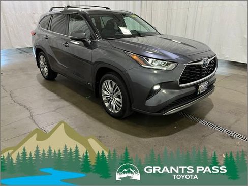 Used 2023 Toyota Highlander Platinum AWD/4WD image 1