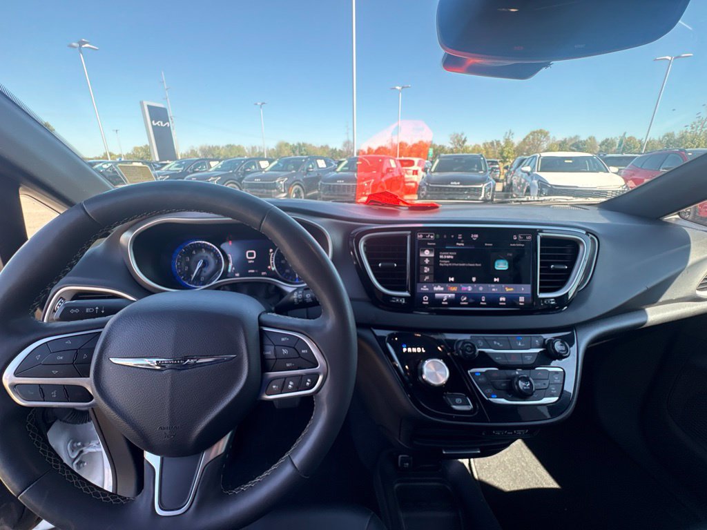 Used 2025 Chrysler Pacifica Select FWD image 9