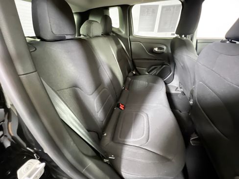 Used 2022 Jeep Renegade Latitude AWD/4WD image 25