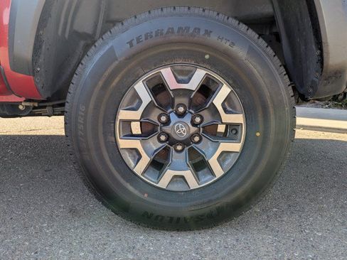Used 2019 Toyota Tacoma TRD Off-Road w/ Technology Package AWD/4WD image 25