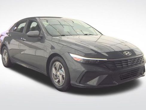 Used 2024 Hyundai Elantra SE FWD image 9