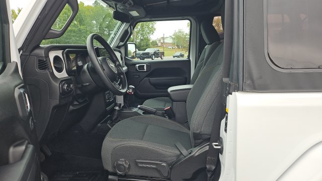 Used 2025 Jeep Wrangler Sport AWD/4WD image 4