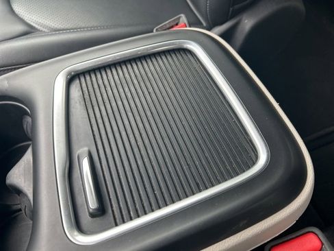 Used 2024 Chrysler Pacifica Touring-L image 37