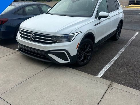 Used 2022 Volkswagen Tiguan SE image 1