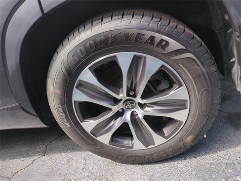 Used 2022 Toyota Highlander XLE image 9