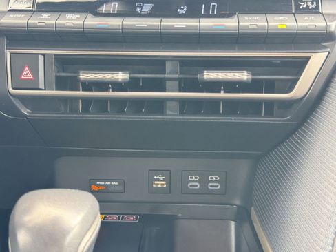 Used 2025 Toyota Camry SE w/ Convenience Package image 21