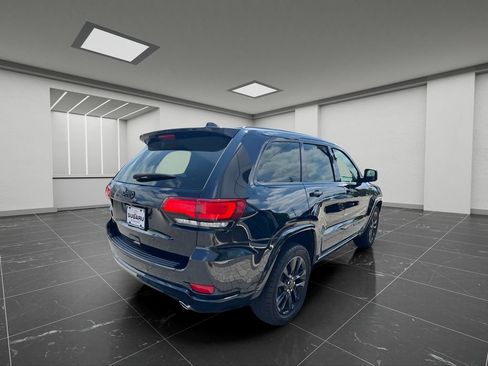 Used 2018 Jeep Grand Cherokee Altitude AWD/4WD image 4