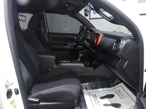 Used 2016 Toyota Tacoma TRD Off-Road w/ Exterior Package image 20