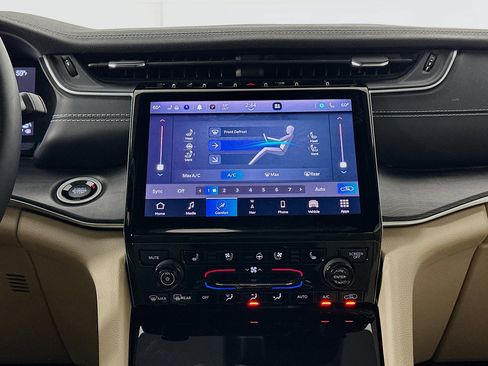 Used 2023 Jeep Grand Cherokee Limited w/ Luxury Tech Group II image 24