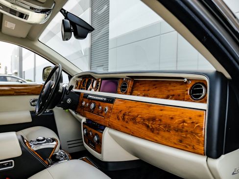 Used 2014 Rolls-Royce Phantom Sedan image 40