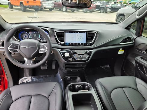 Used 2026 Chrysler Pacifica Select FWD image 16