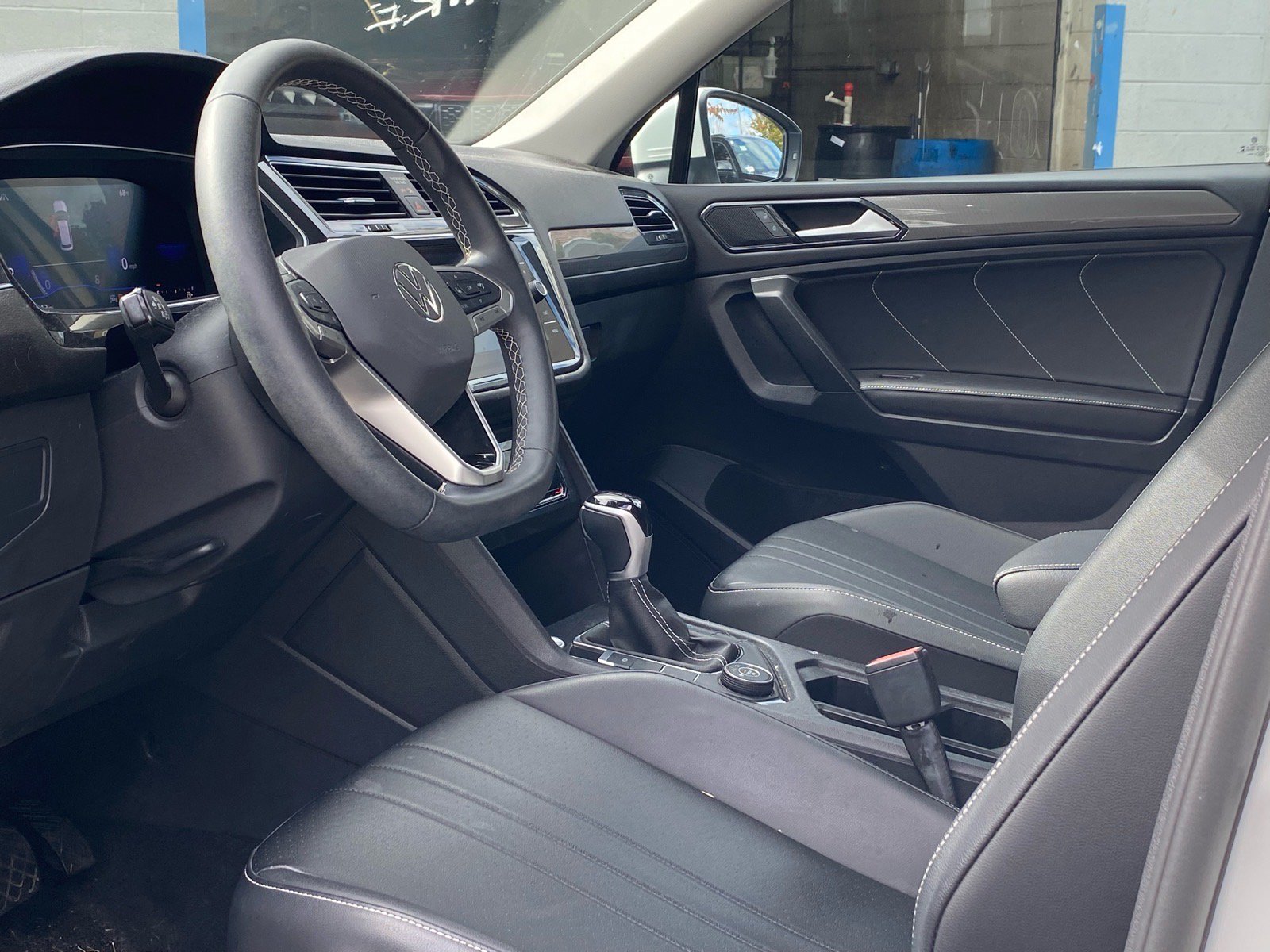 Certified 2024 Volkswagen Tiguan SE w/ Panoramic Sunroof Package AWD/4WD image 9