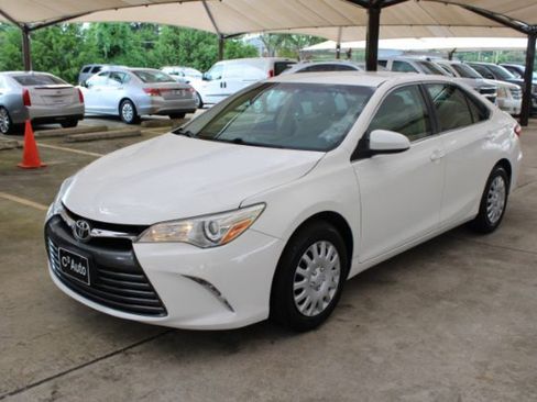 Used 2015 Toyota Camry LE image 3