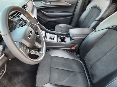 Certified 2025 Jeep Grand Cherokee Altitude image 12