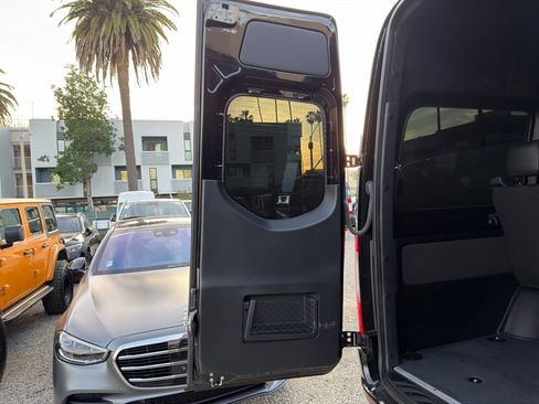 Used 2024 Mercedes-Benz Sprinter 2500 image 8