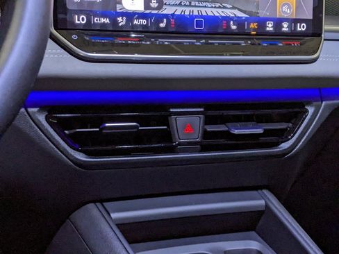 New 2025 Volkswagen Tiguan SE image 18