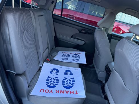 Used 2021 Toyota Highlander L image 17