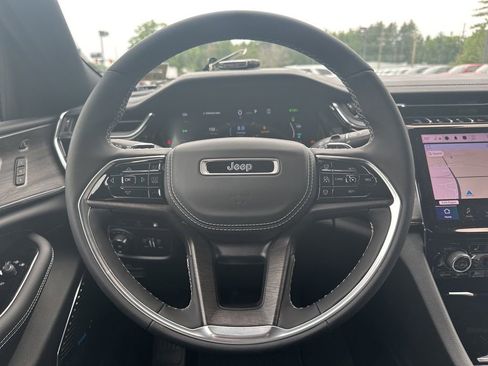 Used 2023 Jeep Grand Cherokee Overland w/ Luxury Tech Group IV AWD/4WD image 20