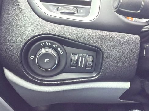 Used 2018 Jeep Renegade Latitude w/ Popular Equipment Group image 15