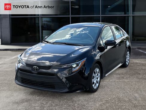 Used 2024 Toyota Corolla LE FWD image 2