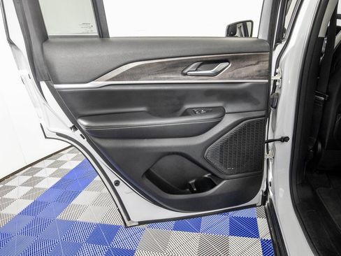 Used 2023 Jeep Grand Cherokee Limited w/ Black Appearance Package image 14