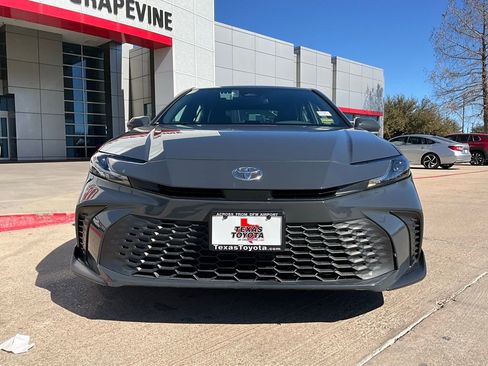 Used 2025 Toyota Camry SE image 4