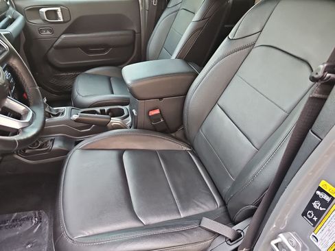 Used 2020 Jeep Wrangler Unlimited Sahara AWD/4WD image 15