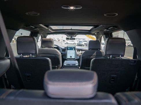 Used 2024 Ford Expedition Platinum image 11