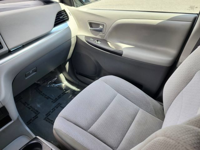 Used 2020 Toyota Sienna LE w/ LE Preferred Package FWD image 15