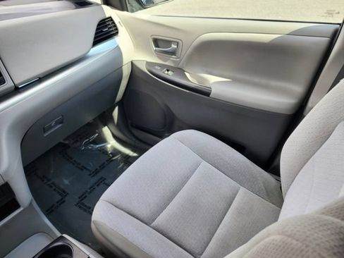 Used 2020 Toyota Sienna LE w/ LE Preferred Package FWD image 15