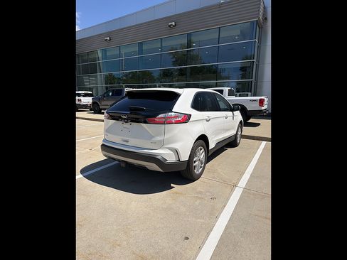 Used 2024 Ford Edge SEL w/ Convenience Package AWD/4WD image 4
