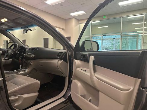 Used 2012 Toyota Highlander FWD image 26