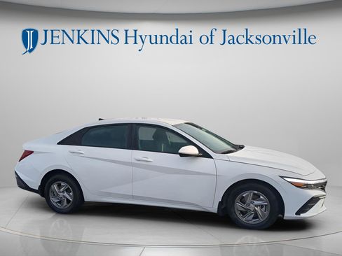 New 2025 Hyundai Elantra SE FWD image 2
