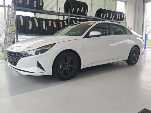Used 2023 Hyundai Elantra Blue image 4