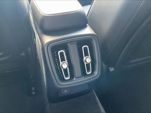 Used 2024 Volvo XC40 B5 Core AWD/4WD image 9