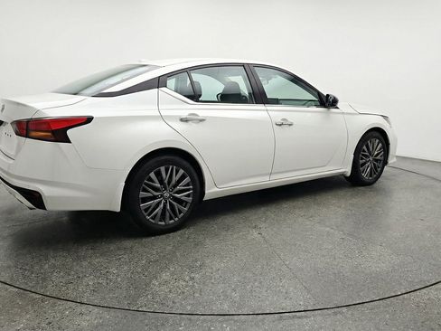 Used 2025 Nissan Altima 2.5 SV FWD image 9