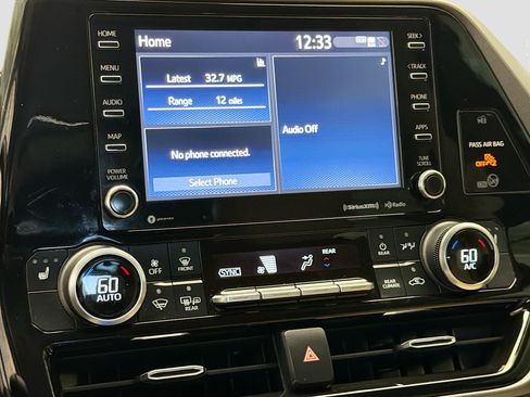 Used 2022 Toyota Highlander XLE AWD/4WD image 9