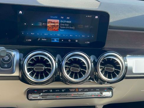 Used 2023 Mercedes-Benz GLB 250 4MATIC w/ Premium Package image 23