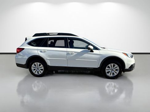 Used 2017 Subaru Outback 2.5i Premium image 2
