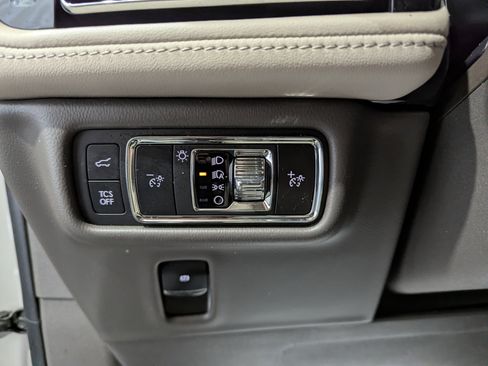 Used 2023 Lincoln Nautilus AWD w/ Premium Package image 18