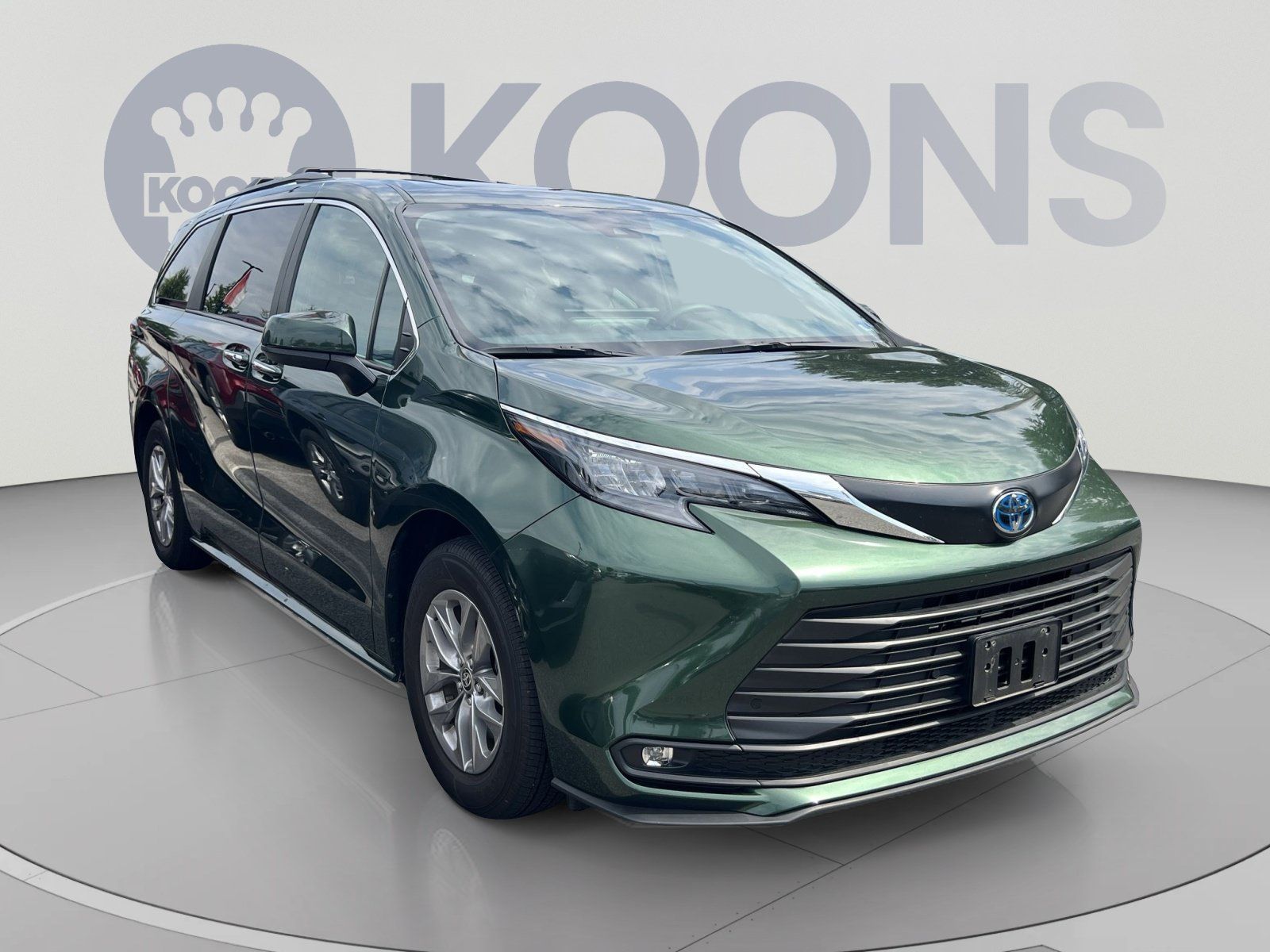Used 2025 Toyota Sienna XLE AWD/4WD image 5