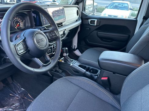 Used 2024 Jeep Gladiator Sport image 4
