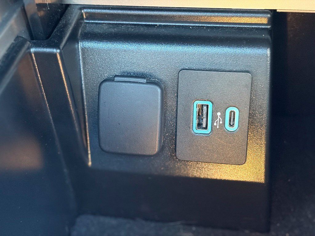 Used 2023 Ford Explorer XLT w/ Equipment Group 202A AWD/4WD image 32