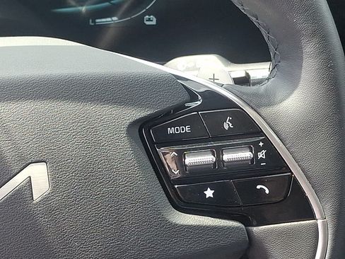 Used 2025 Kia Niro SX Touring FWD image 23
